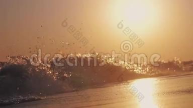 日落时在海滩上波浪缓慢移动。 1920x1080